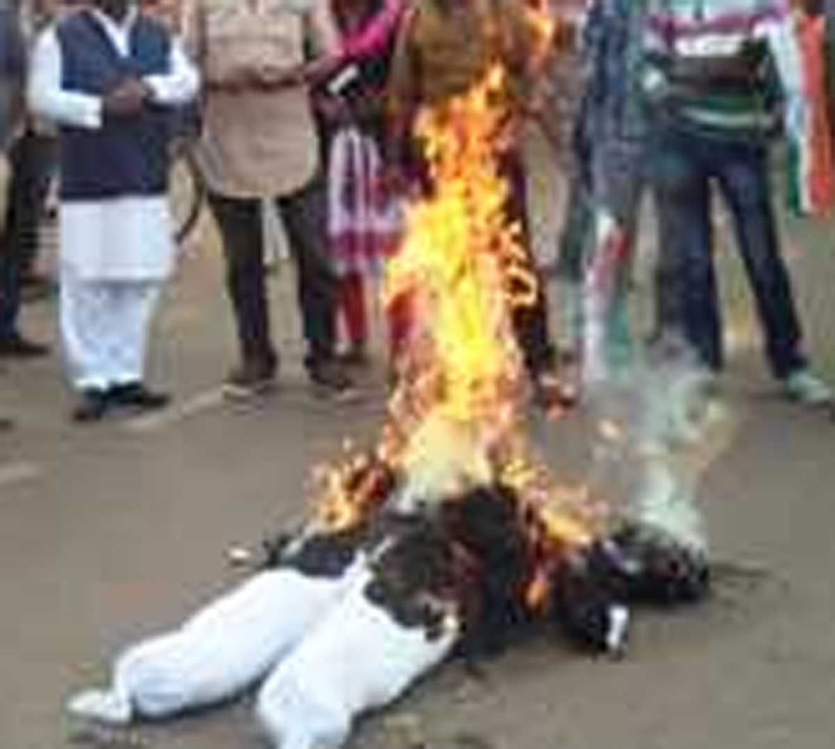 किसानों ने मांगों को लेकर निकाला रोष मार्च, फूंका मुख्यमंत्री का पुतला